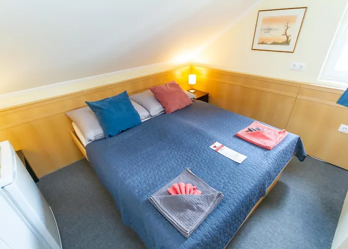 Kati P Vendeghaz * שיופוק