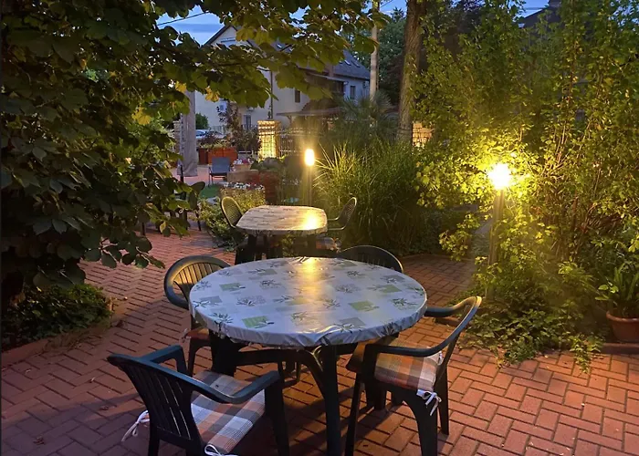 Kati P Vendeghaz שיופוק